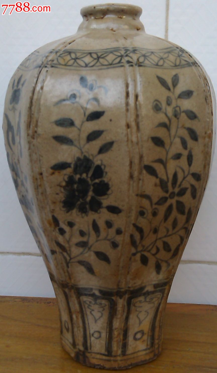 元青花缠枝菊莲八棱梅瓶