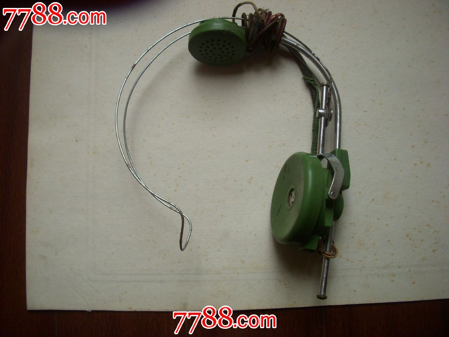 一个草绿色的老式耳机