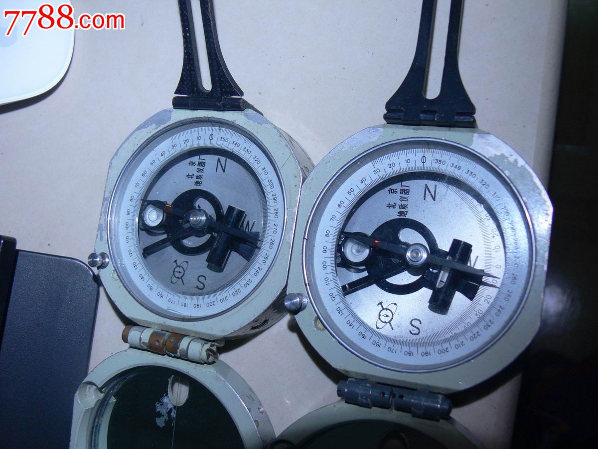 两个北京地质罗盘带牛皮套