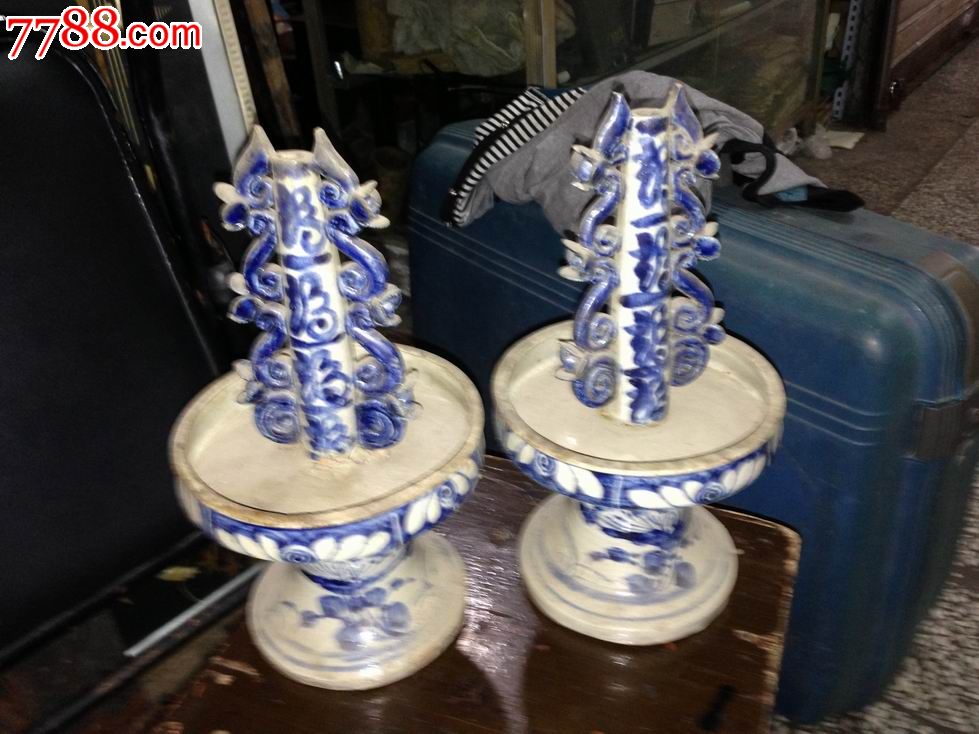 青花土瓷烛台一对
