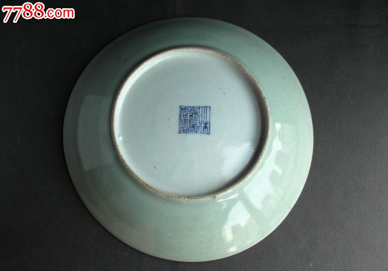 清朝:"大清嘉庆年制"六字款豆青釉大盘一只