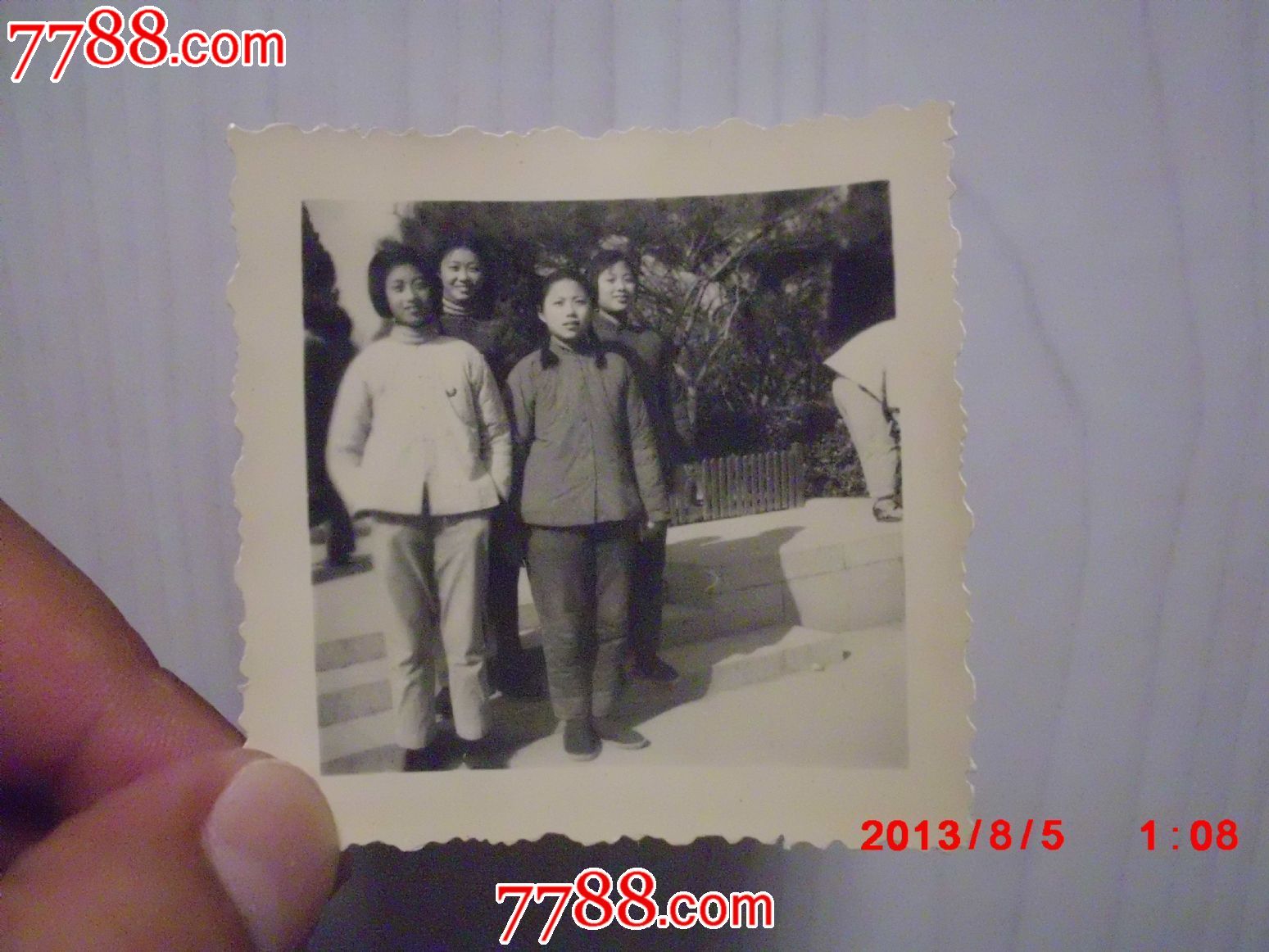 知识女青年的合影老照片2张,拍摄时间:1969年