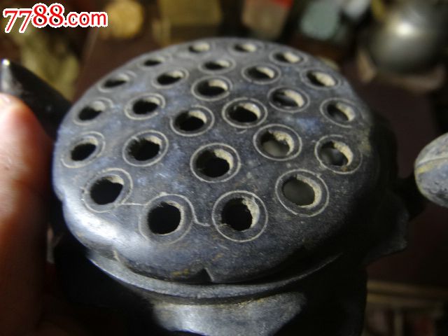 民间收老铜铸莲蓬状熏香炉,盖子上的莲子成孔,腹身叠层荷花拱护,匠心