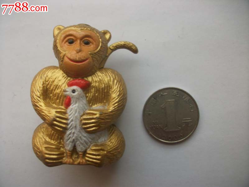 塑料的猴子抱鸡