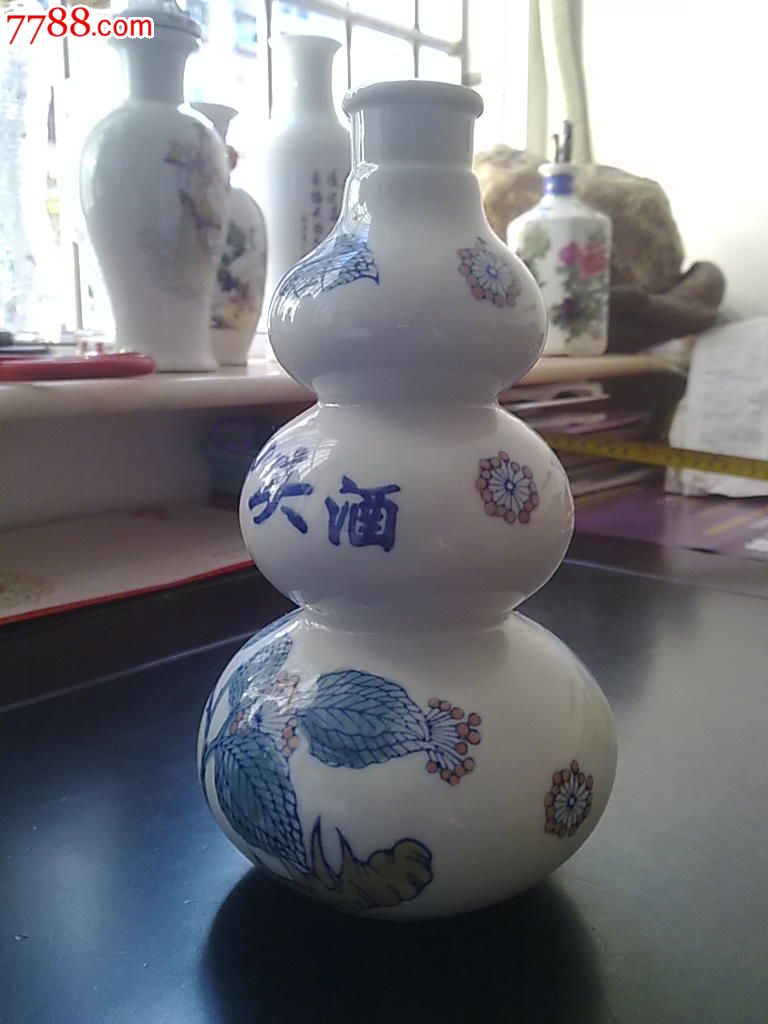 马甲头酒青花瓷瓶