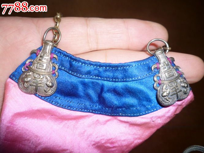 民国刺绣肚兜带银器!漂亮!