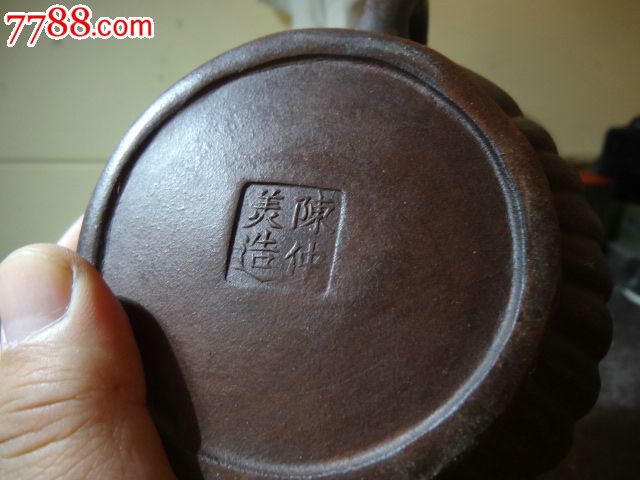 民间收罕见"陈仲美造"竹段紫砂壶,胎质朱润,器型典婉,惟妙惟肖,赏玩之