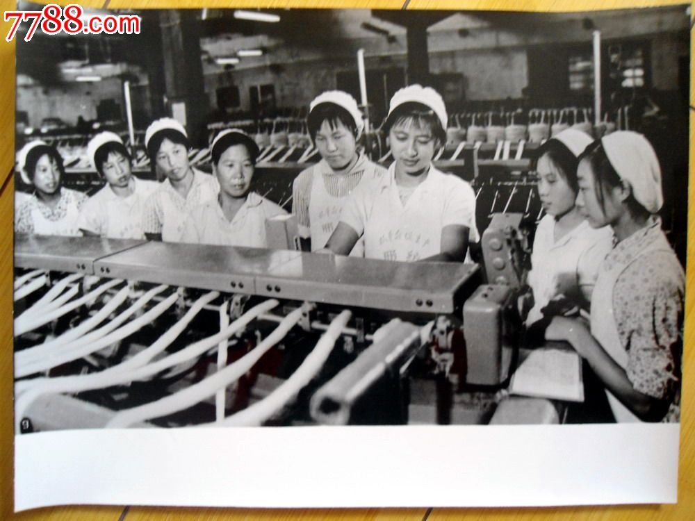 文革期间的纺织厂女工在车间