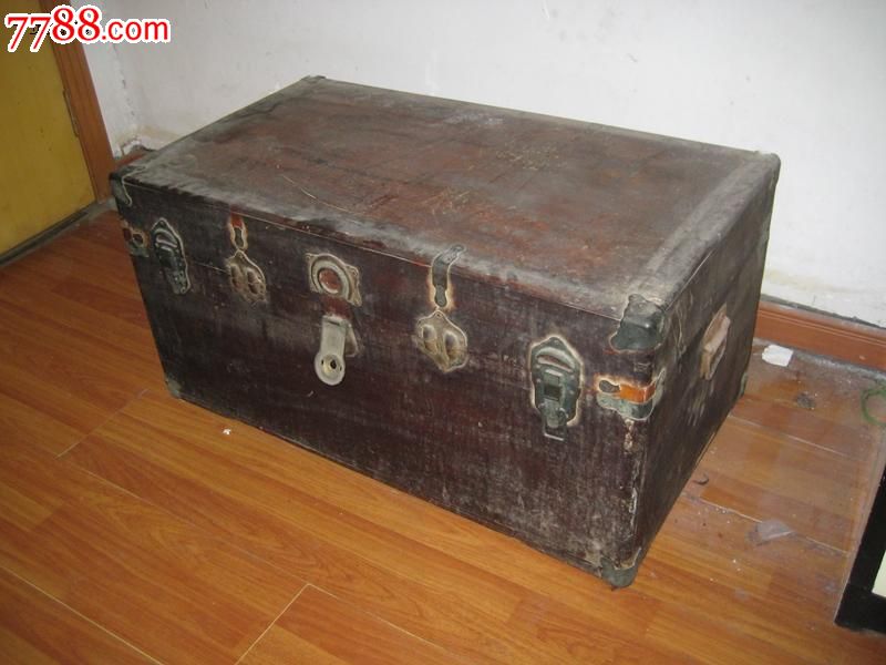 169 属性:木衣箱,,樟木,,民国,,无雕刻,,,,, 简介:老樟木箱子年代