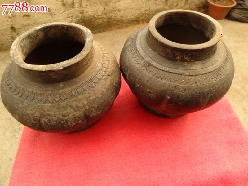 一对明代刻花黒陶罐