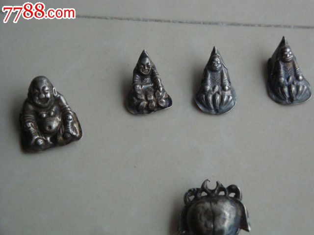 帽子上的银菩萨(罗汉)