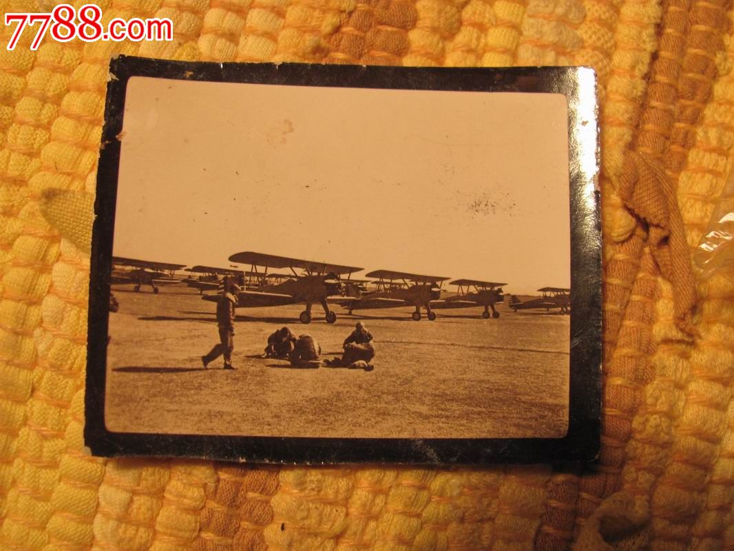民国抗战时期飞虎队飞机在机场的老黑白照片