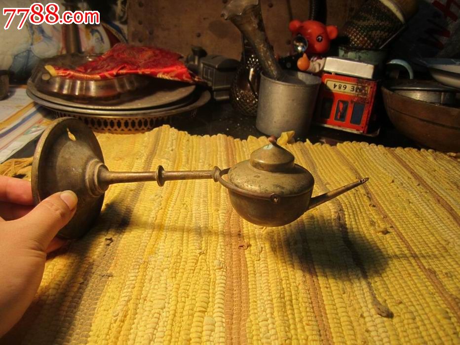 设计巧妙的清代老铜油灯