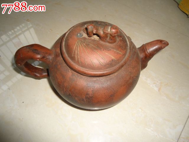 刚刚从乡下收回来,8090年代老紫砂壶一件,一辈子包真,喜欢朋友收藏.