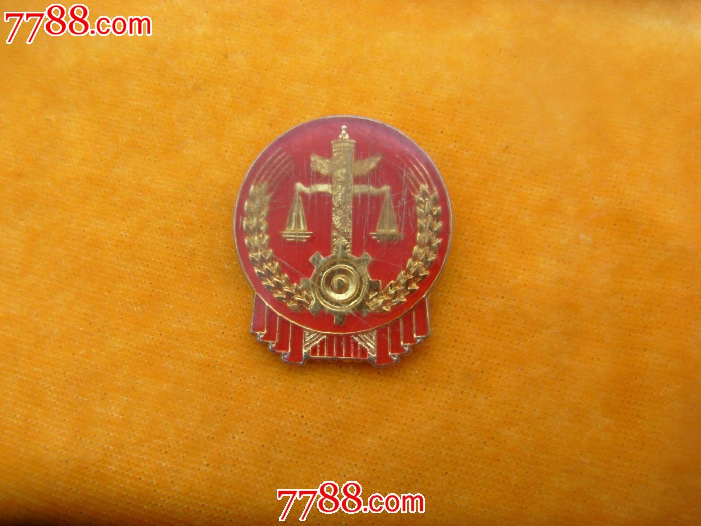 最高人民法院监制的小法院胸徽