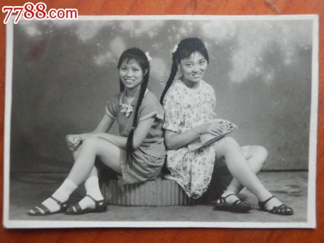 50—60年代背靠背穿裙子的美女