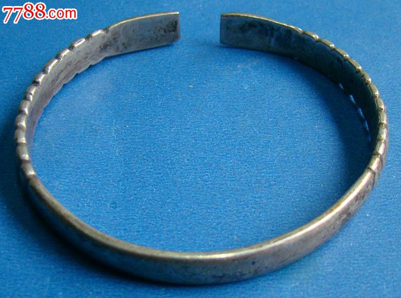 【足纹手镯一只】