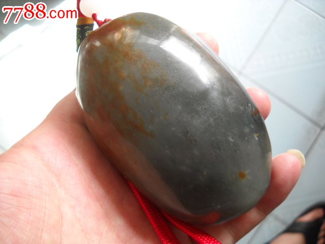 岫玉带皮手把件