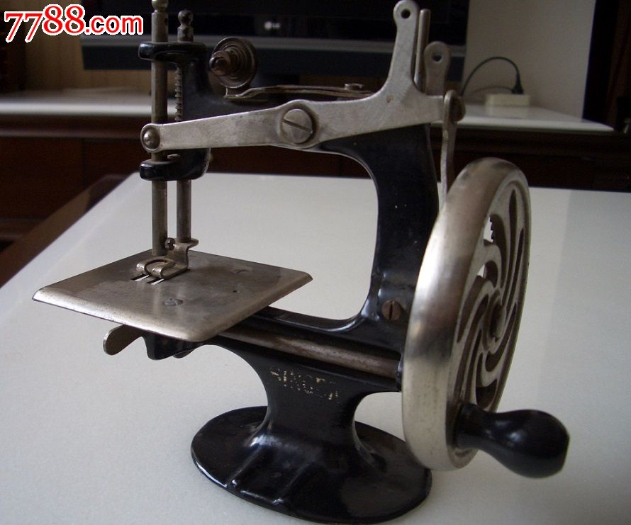 美国胜佳手摇古董袖珍缝纫机