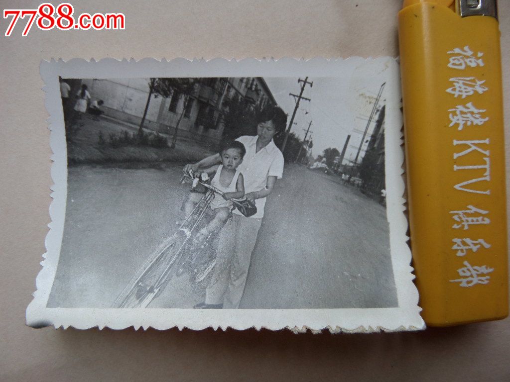 老自行车推小孩老照片