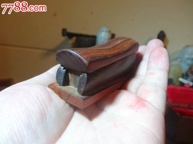 罕见花梨木制印盒小棺材一方,长约7厘米,木质上佳,造型敦实,寓意升官