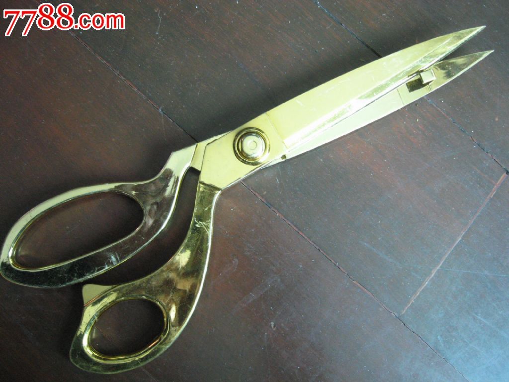 一把金色胶剪刀