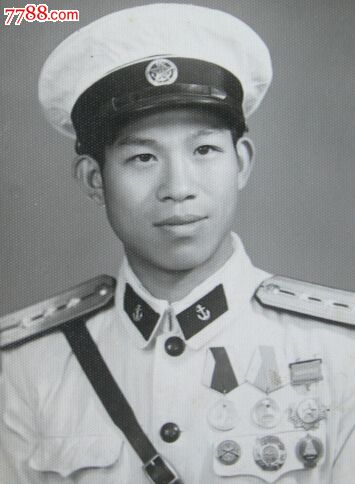 美品(仅供欣赏)三颗星,戴三枚勋章三枚徽章的中国人民解放军——海军