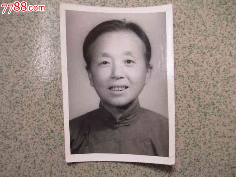 店内编号:888 品种: 老照片-老照片 属性: 小型合影照,年代不祥