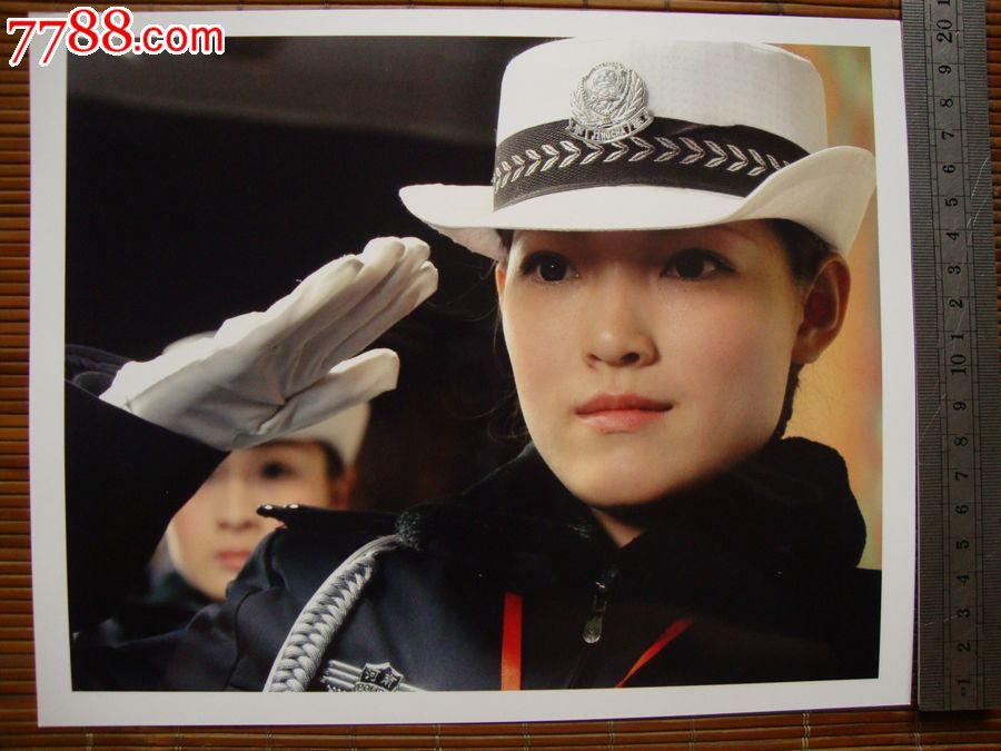 "劳动者之歌"摄影大赛作品(英姿飒爽女交警)大尺寸