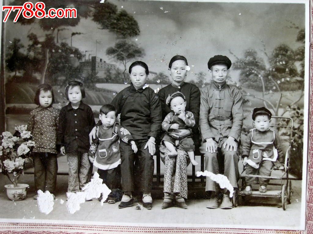 云南老照片收藏140613-50年代个旧市小脚老太家庭大合影