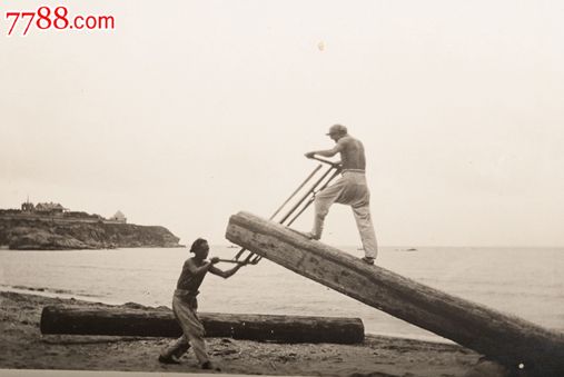 民国时期两位在海边用锯子拉锯木条的木工原版老照片相片带泛银