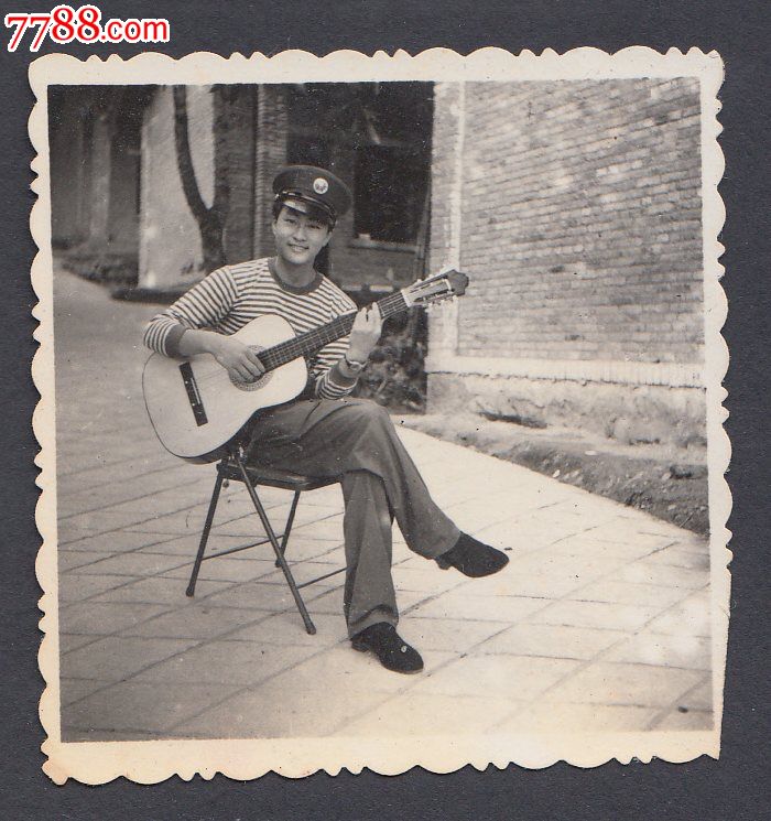 穿海魂衫的吉他男