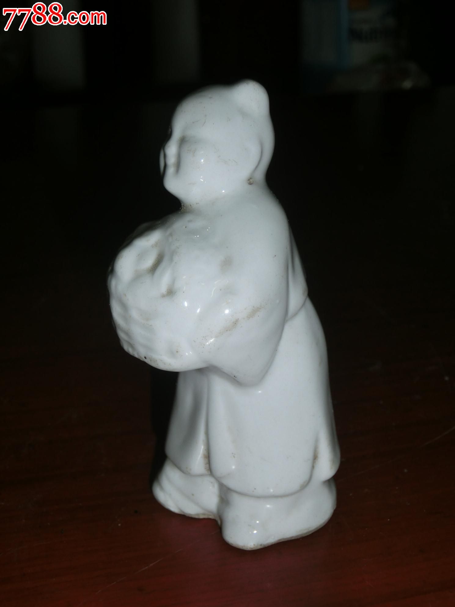 一尊白釉童子人物瓷塑
