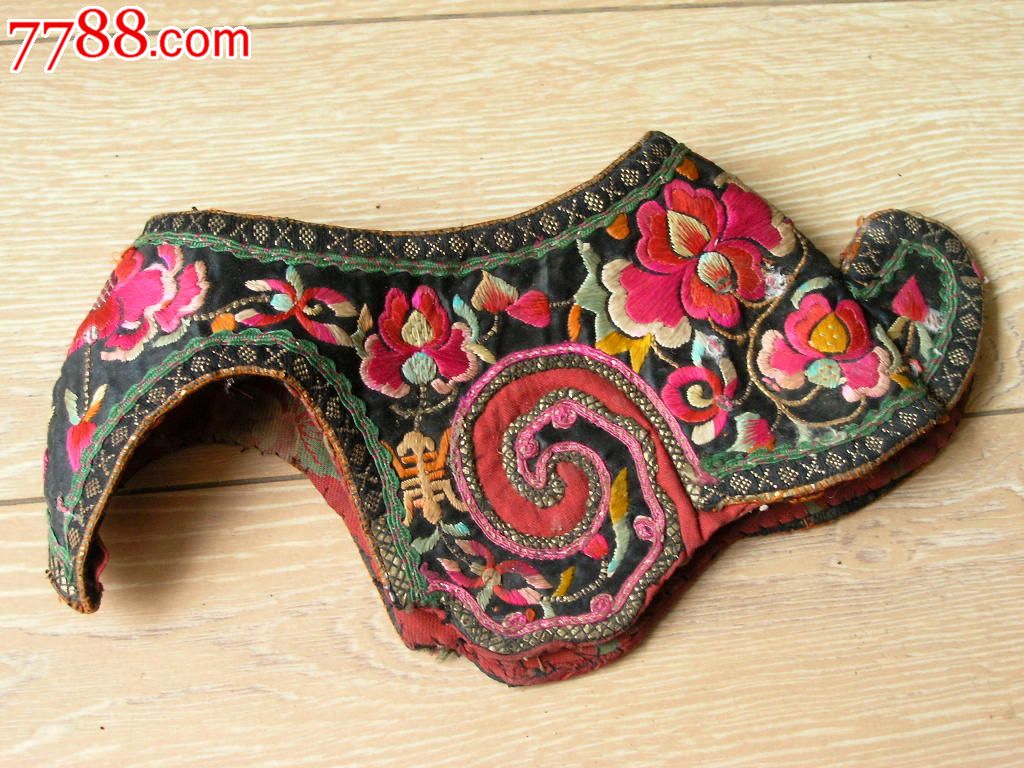 绣品收藏140704-解放前后边疆彝族手工绣鸡冠帽