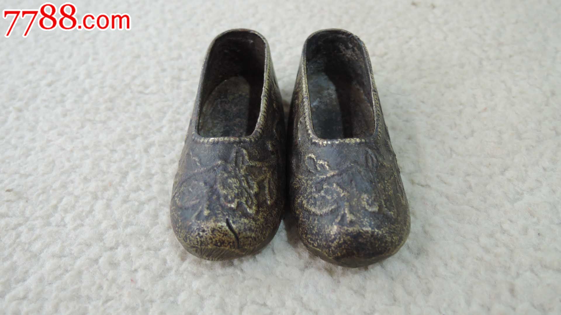 一双小巧的铜鞋