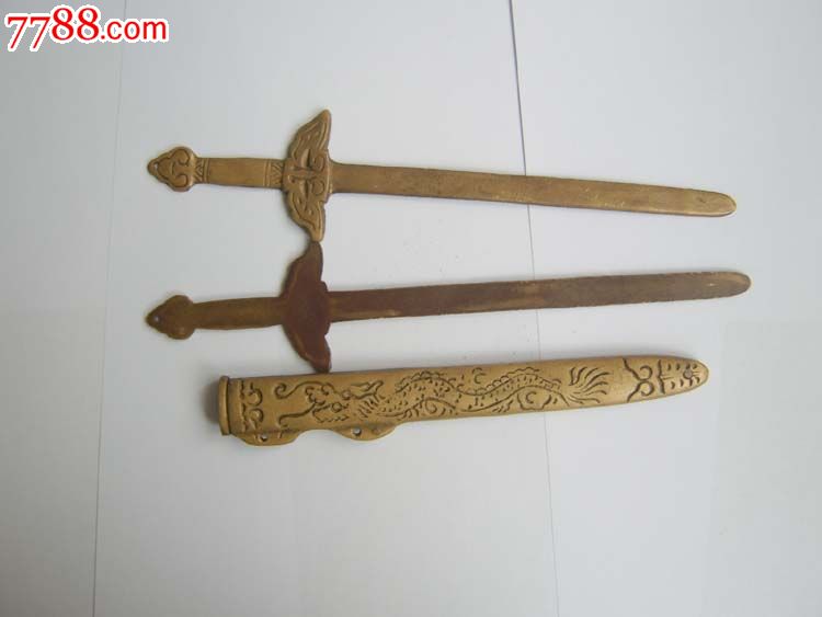 铜龙纹雌雄双剑