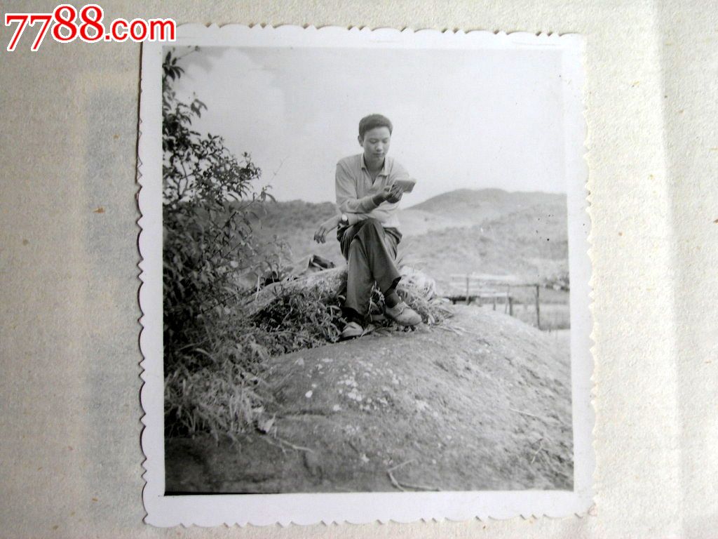 云南老照片收藏1407c26-70年代野外苦读的革命青年5.5-5.5cm