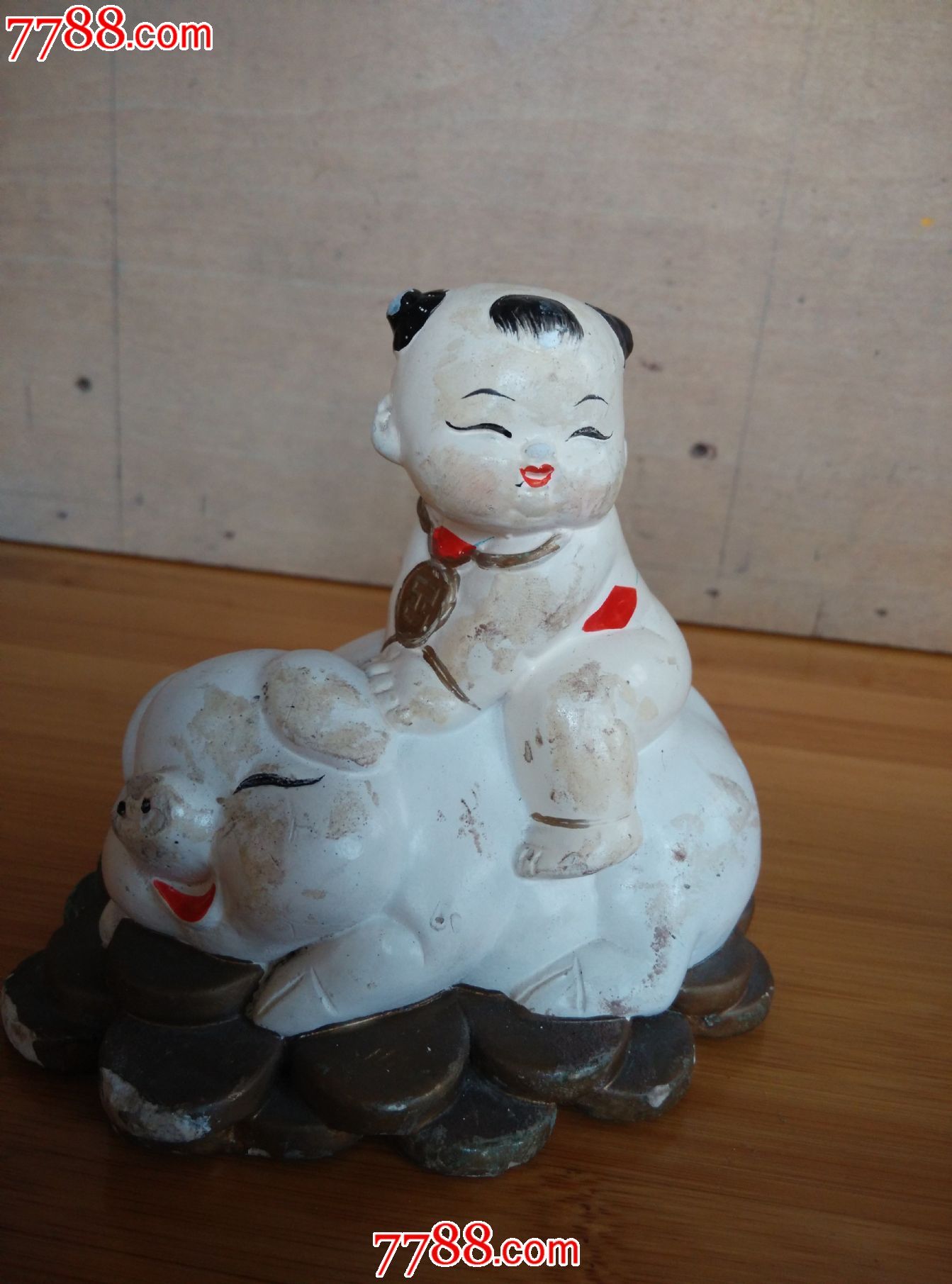 小孩骑在猪背上