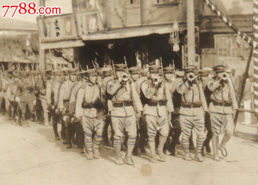 珍贵老照片:1935年7月何梅协定签订之后,天津街头耀武扬威的日本鬼子