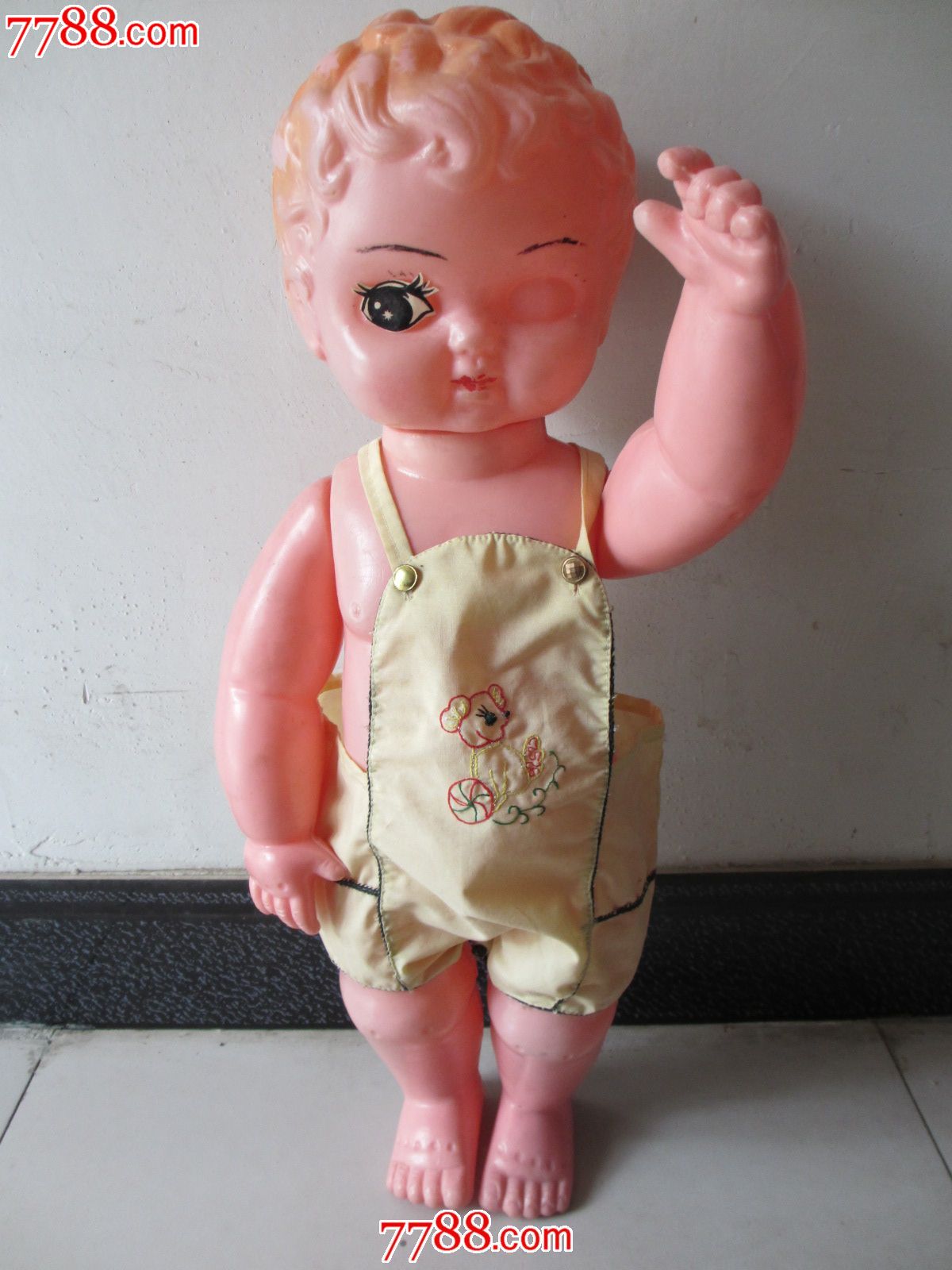 老塑料娃娃带衣服