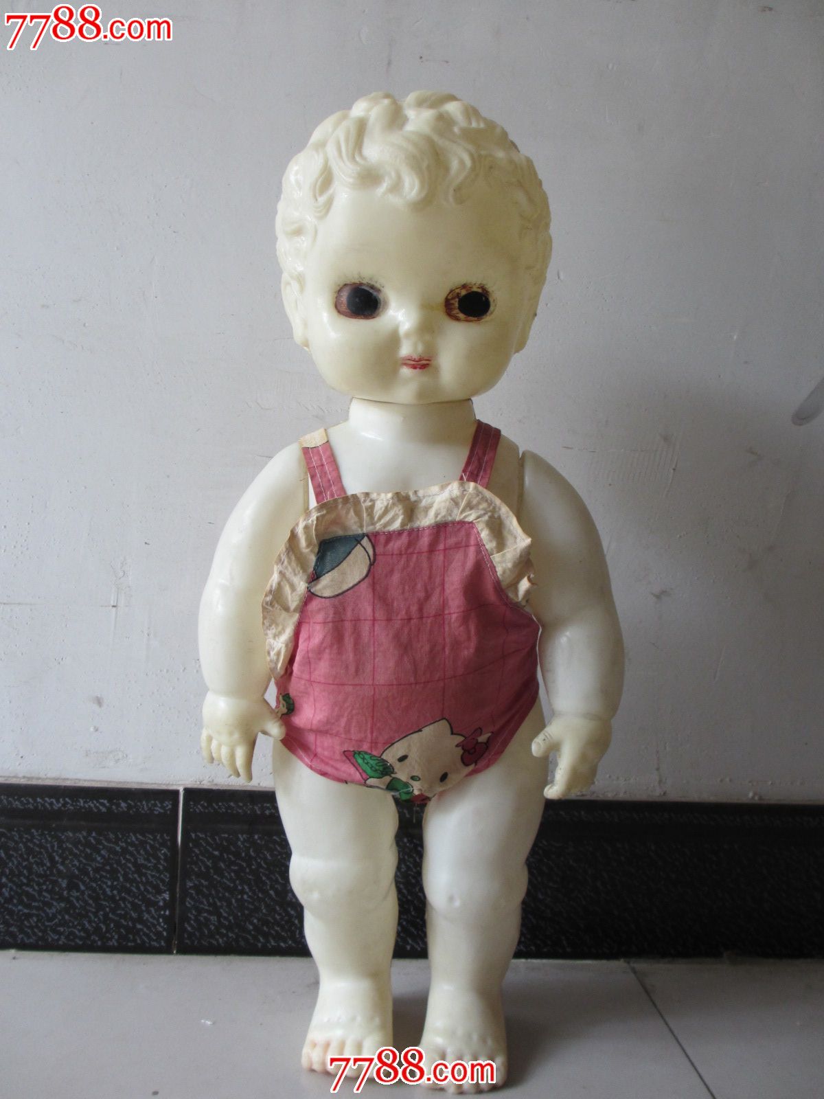 老塑料娃娃带衣服