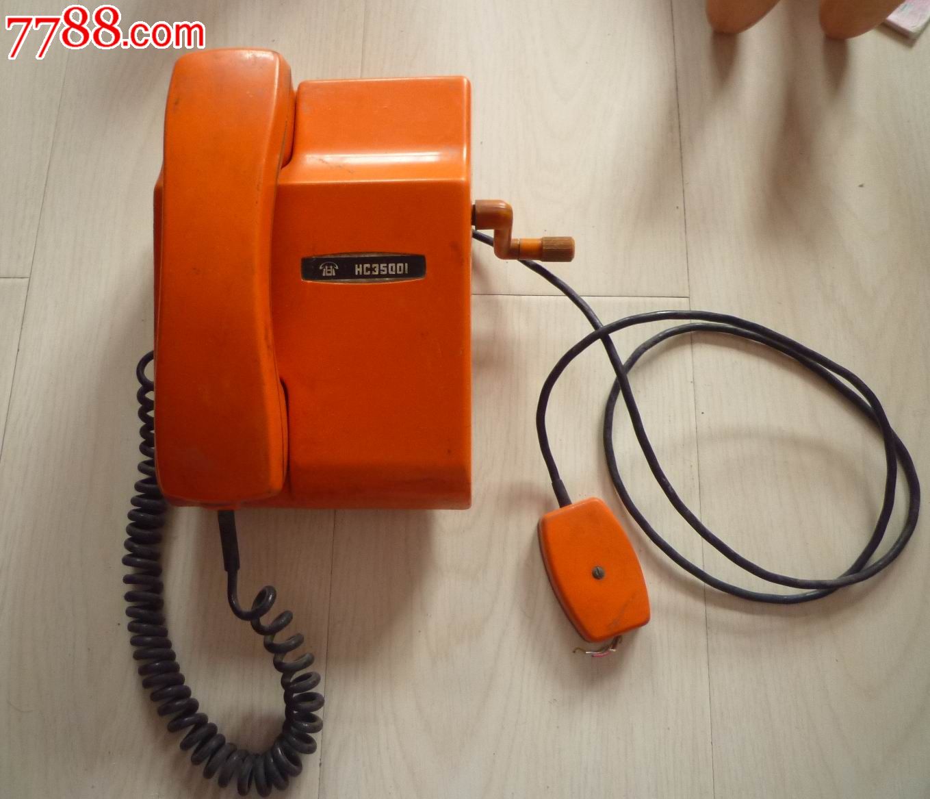 老式手摇电话机