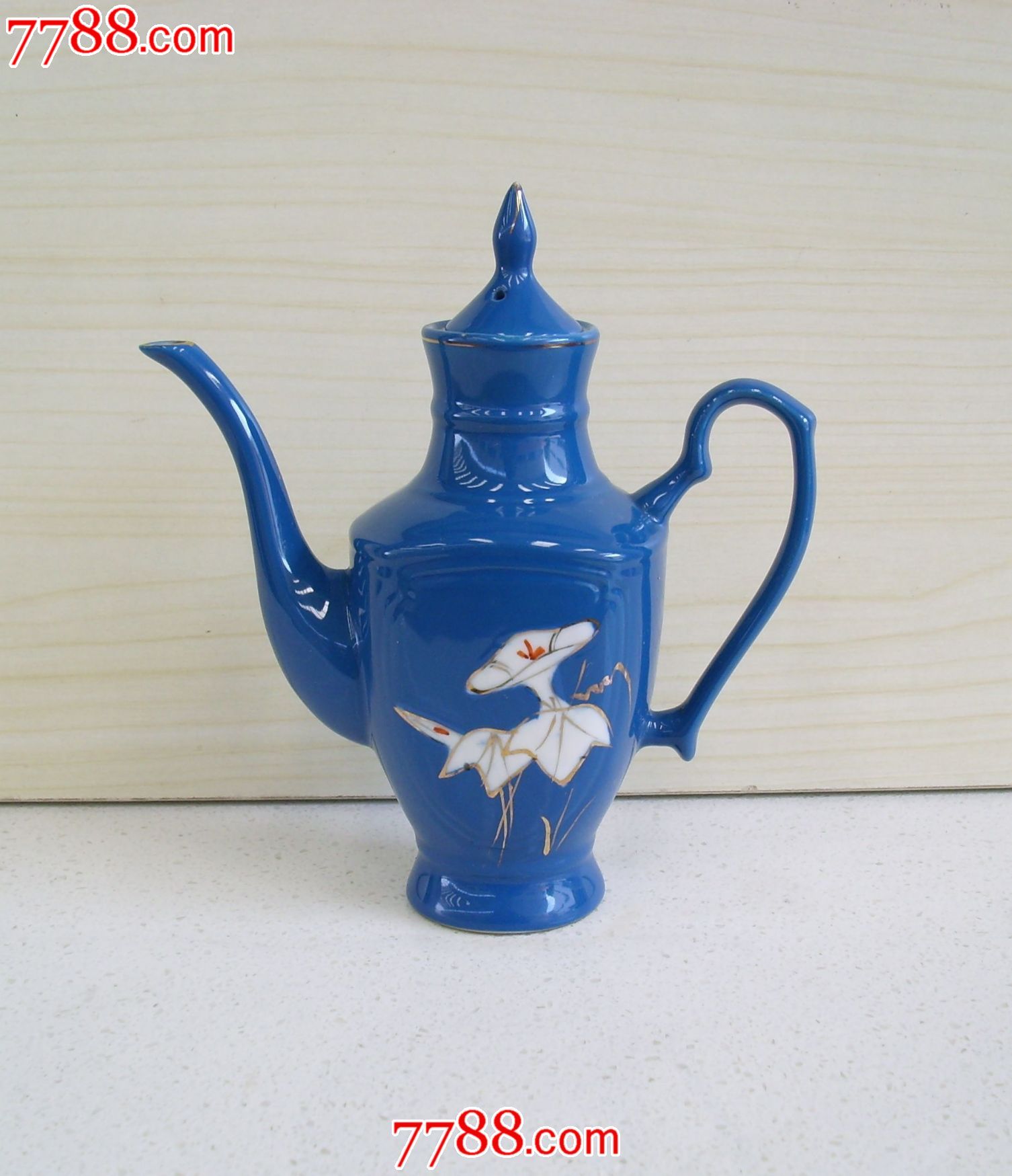 蓝色釉金边白色剔花执壶