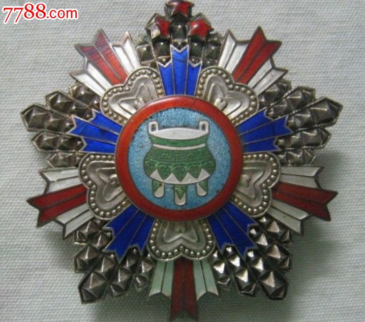 清末北洋政府时期宝鼎勋章!副总统级别的名章号码28吉祥!给朋友看的