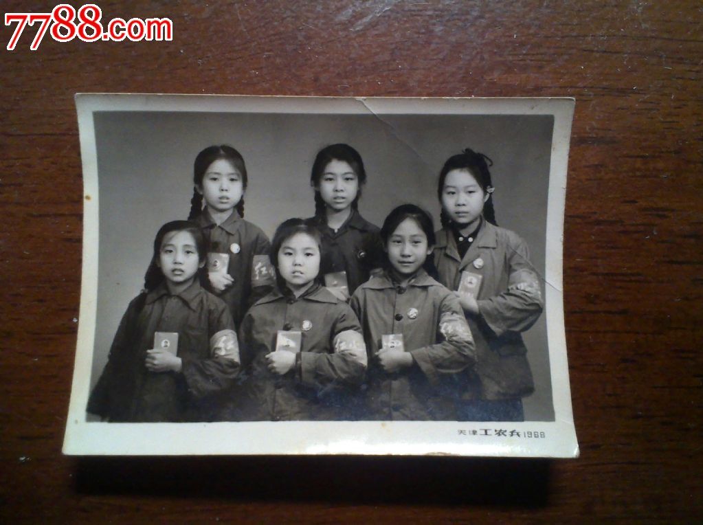 文革老照片手握红宝书的女红小兵们天津工农兵1968