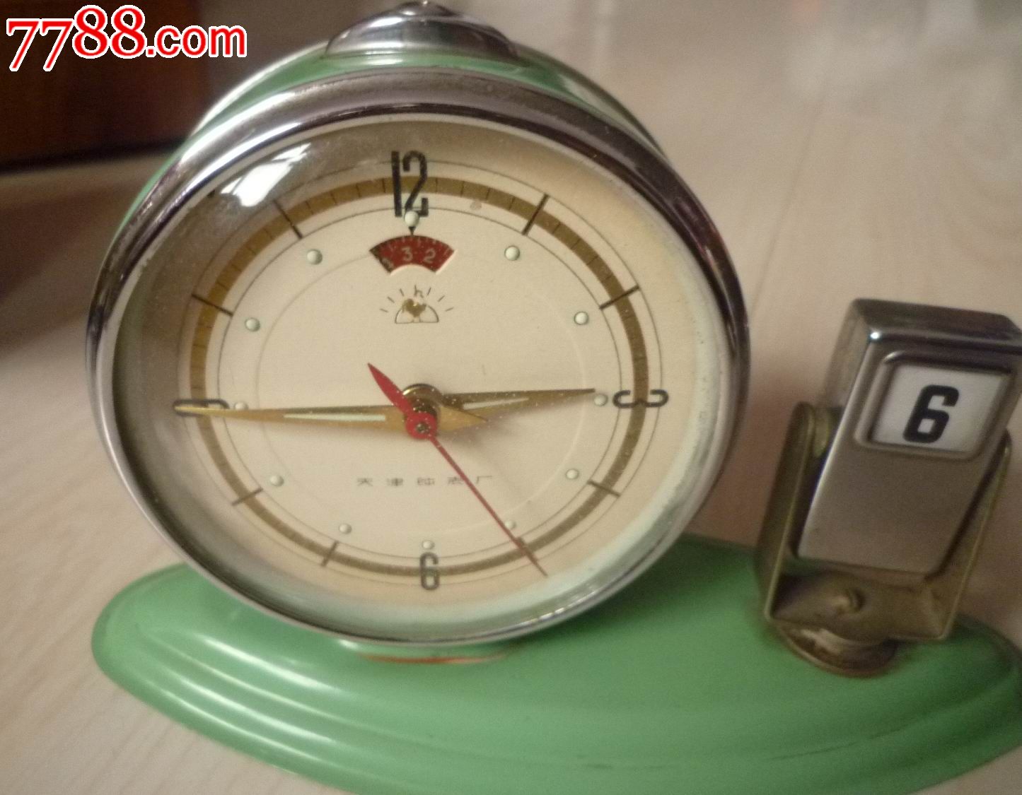 怀旧经典收藏老式天津钟表厂金鸡牌代历绿壳金属闹钟