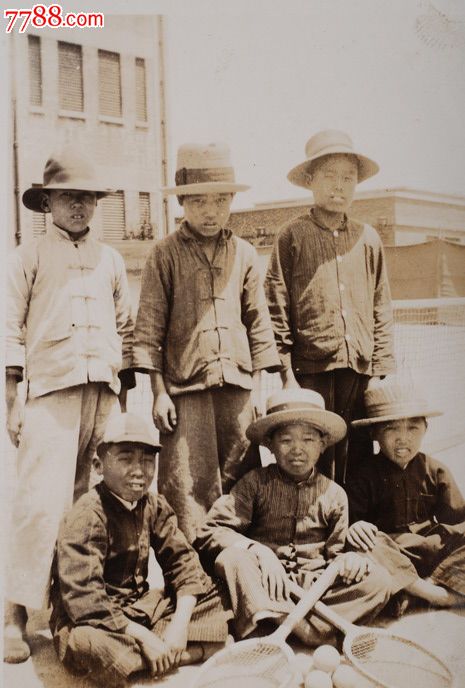 民国1930年山东青岛崂山街道上打网球的小孩原版老照片