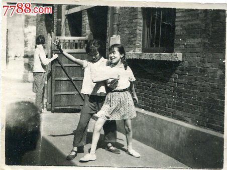 文革照片一小女孩在跳忠字舞