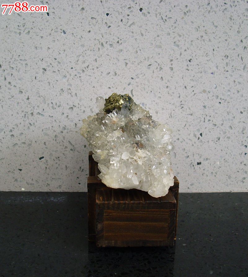 水晶族伴生黄铜矿晶体