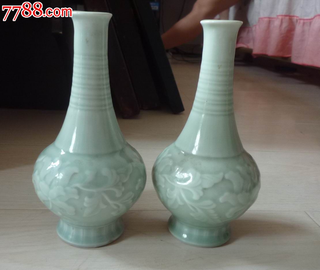 怀旧经典收藏瓷器龙泉牡丹云纹淡青色瓷瓶一对